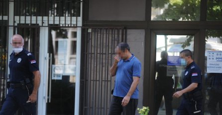 OVO JE ŽENA KOJA JE SA DJETETOM SKOČILA SA TERASE: Muž u pratnji policije napušta zgradu (FOTO)