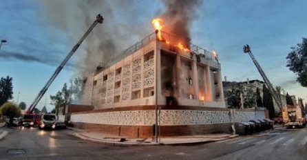 CRNI DIM KULJA, VATRA GUTA SVE PRED SOBOM - IMA MRTVIH: Vatrogasci na licu mjesta, stigle prve informacije