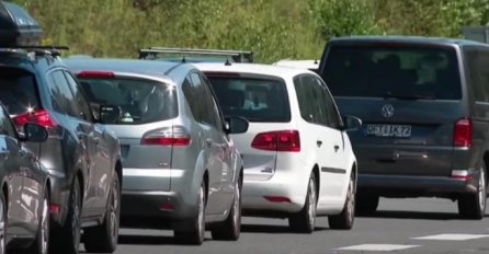 TURISTI PANIČNO BJEŽE IZ HRVATSKE, DESILO SE ONO ČEGA SMO SE PLAŠILI: Haos na granicama, OBJAVLJEN VIDEO 