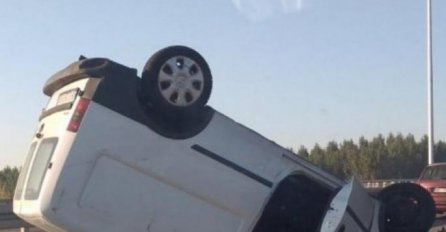 TEŠKA NESREĆA,PREVRNUO SE AUTOMOBIL: Sudarili se pa završio NA KROVU, OBJAVLJENE INFORMACIJE