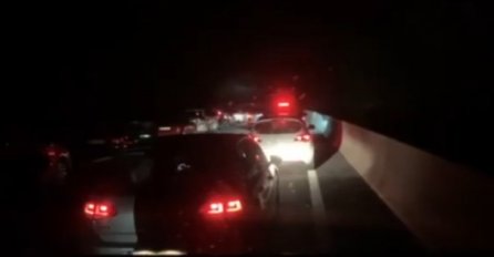 OGROMNE KOLONE NA GRANICI, LJUDI ČEKAJU I PO 13 SATI: Donijeli su novu odluku, EVO ŠTA SE DOGAĐA U OVIM MOMENTIMA