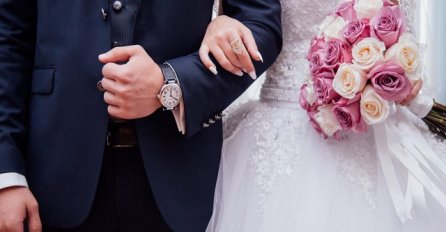 "PRIJE SVADBE, DOBILI SU PAKETIĆ OD SVEKRVE - kada su ga otvorili, ZANIJEMILI SU! Mlada u OČAJU kada je ugledala OVO!