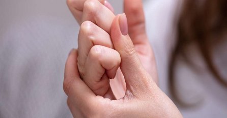 SIGURNO TO I VI RADITE: Šta se zapravo dešava kada pucketamo zglobovima? DOBILI SMO ODGOVOR NA OVO PITANJE 