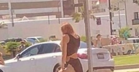 LJUDI NE MOGU DA SKRENU POGLED, ŽENA POZIRA, A ČEKAJTE DA VIDITE CIJELU SLIKU: Prizor je tužan, dirnut će i najtvrđa srca