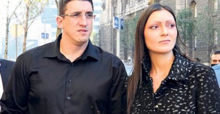 KRISTIJANU GOLUBOVIĆU SUPRUGA REKLA KOJE ZADRUGARKE SU ZALJUBLJENE U NJEGA: Sinoć ustao i REKAO NJIHOVA IMENA - haos u kući, NEVIĐENI SKANDAL (VIDEO)