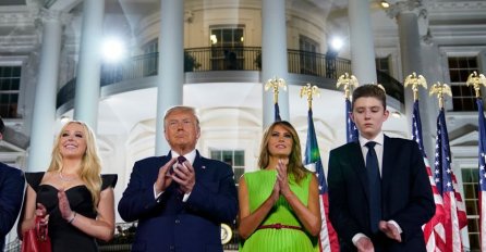 JADNO LICE TRUMPOVOG SINA RASTUŽILO CIJELI SVIJET: Otac mu najjači čovjek na svijetu, A POGLEDAJTE NJEGA - BLIJED KAO KRPA (FOTO)