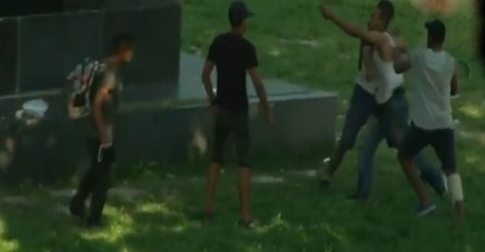 NOVI INCIDENT SA MIGRANTIMA: Objavljen SNIMAK KRVAVOG OBRAČUNA  migranata, sijevali noževi u Tuzli 