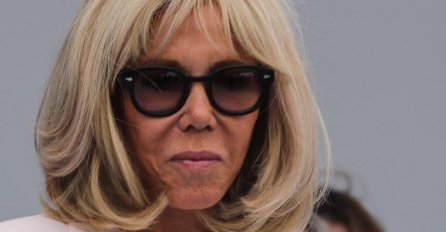SKINULA SE PRVA DAMA FRANCUSKE, NJENE SLIKE U KUPAĆEM KOSTIMU OBIŠLE SVIJET: Macron ne može da odvoji pogled, A KAD SE OKRENULA... (FOTO) 