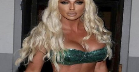  Jelena Karluša POSTALA GLAVNA TEMA ISMIJAVANJA: Pjevačica htjela povećati grudi PA ISKRIVILA plažu i tuš NAJVEĆI BLAM DO SADA