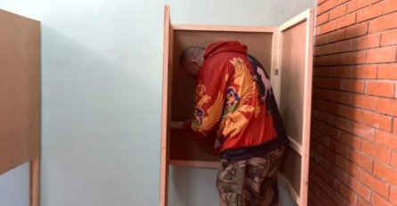 DANAS SVI GLEDAJU SAMO NJEGA, EVO KAKAV SE POJAVIO NA GLASANJU U CG: Svi plaču od smijeha, ŠTA MU SE DESILO?