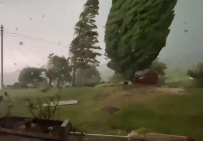 STRAHOVITO NEVRIJEME POGODILO SJEVER DRŽAVE, POPLAVILO SVE, KUĆE SE RUŠE KAO KULE OD KARATA: Alarmantno stanje