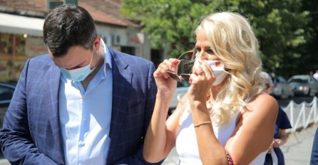 KAD SE MILO ĐUKANOVIĆ JUČER POJAVIO SA ŽENOM NA GLASANJU, SVI SU ZASTALI: Samo su gledali u OVAJ DETALJ NA NJENOM LICU, VIDITE LI?