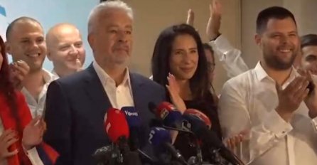 DOK JE KRIVOKAPIĆ SINOĆ GOVORIO, SVI SU GLEDALI U MISTERIOZNU CRNKU PORED NJEGA: A onda su saznali KO JE ONA! USIJAO SE INTERNET