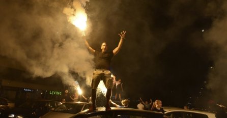 HAOS U CRNOJ GORI NAKON POBJEDE KRIVOKAPIĆA, SNIMLJENI PRIZORI S ULICA: Građani na nogama, EVO ŠTA SE DEŠAVA (FOTO)