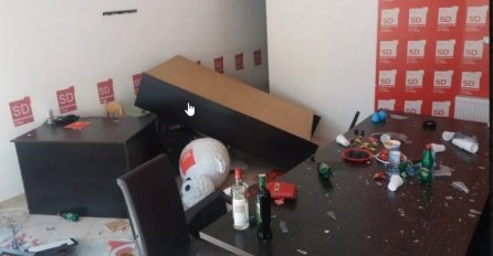 Počelo je: Opozicionari u Pljevljima uništavaju objekte, povrijeđena dva Bošnjaka