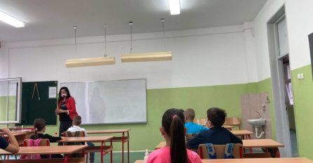 ZAVIRITE U UČIONICU, EVO KAKO IZGLEDA PRVI ŠKOLSKI DAN: Sva djeca nose masku, A EVO ŠTA SE RADI NA VELIKOM ODMORU