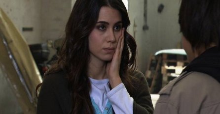 KRATKA KOSA I ŠIROKA ODJEĆA: Glumicu bi malo ko prepoznao! Igrala je sa Mimom Karadžićem, a danas ima BLIZANCE