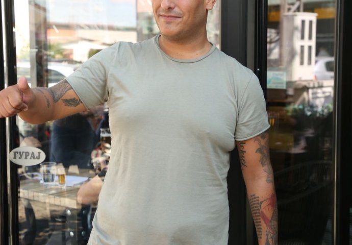 DARKO LAZIĆ SNIMLJEN NA BICIKLINU SA SINOM, ODMAH OBAVLJENE SLIKE: Da ste ga vidjeli OVAKVOG na ulici, NIKAD GA NE BISTE PREPOZNALI