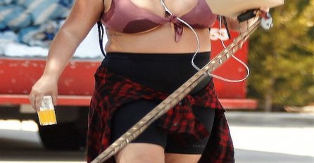 "Nema šanse da je ovo ISTA ŽENA SA INSTAGRAMA": Pjevačica PO PRVI PUT UHVAĆENA bez fotošopa i LJUDI NE VJERUJU ŠTA GLEDAJU