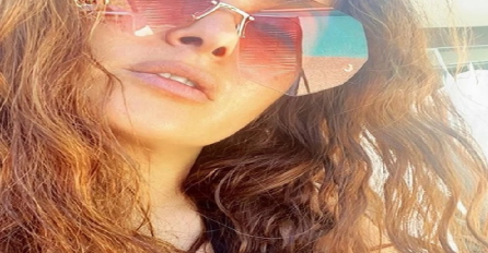 U ŠESTOJ DECENIJI IZGLEDA KAO AVION! Najljepša žena svijeta napunila 54. godine, a onda PONOSNO pokazala TIJELO