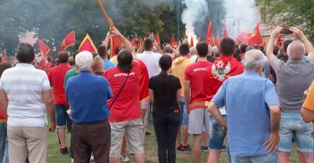 Hiljade Crnogoraca protestvovalo ispred sjedišta Mitropolije SPC-a: Barjačiti sa četničkim zastavama u Cetinju i Crnoj Gori neće sigurno