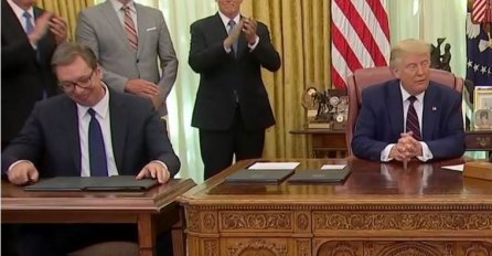 OVAJ DETALJ SA POTPISIVANJA SPORAZUMA NIKO NIJE PRIMIJETIO: Trump se okrenuo VUČIĆU i rekao mu DVIJE RIJEČI! (VIDEO)