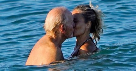 73- GODIŠNJI GLUMAC RAZMJENJIVAO NJEŽNOSTI SA NOVOM DJEVOJKOM: Kad su izašli iz vode USLIJEDIO JE ŠOK, evo kako izgledaju! (FOTO)
