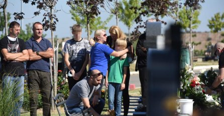 SNIMLJENI TUŽNI PRIZORI SA POMENA TRAGIČNO STRADALOG GRUA: Stigla neutješna udovica sa porodicom, POGLEDAJTE KAKO IZGLEDAJU 