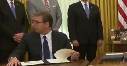 VUČIĆ NIJE ZNAO ŠTA POTPISUJE?! POGLEDAJTE REAKCIJU KAD JE VIDIO ŠTA PIŠE U DOKUMENTU: Samo se uhvatio za glavu (VIDEO)