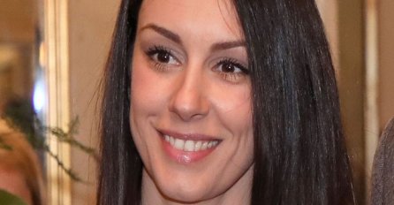 GLUMICA NAPRAVILA VRUĆI SELFI U KREVETU: Sloboda Mićalović u bijeloj spavaćici NIJEDAN MUŠKARAC JOJ NE BI ODOLIO