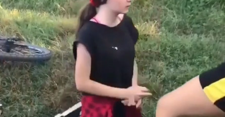 UPOZORENJE NA UZNEMIRUJUĆI SADRŽAJ: Djevojčica na koljenima dok PRIMA UDARCE OD ZLOSTAVLJAČICA, BRUTALAN SNIMAK ZAPREPASTIO SVE(VIDEO)