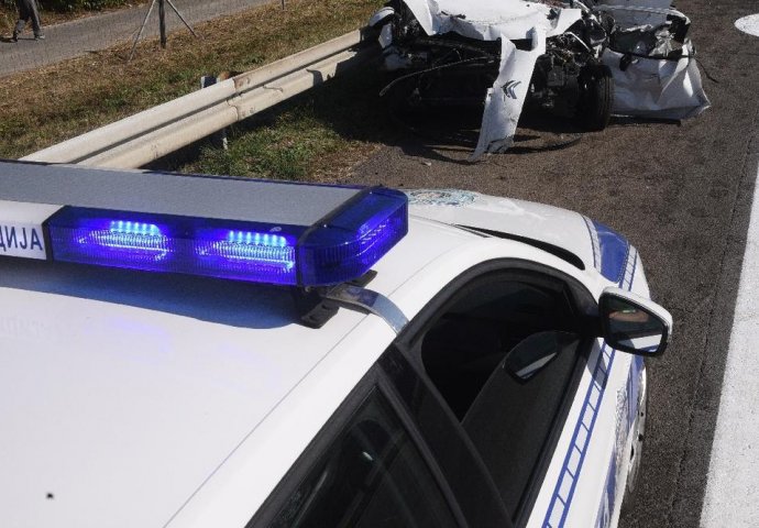 STRAVIČNO! AUTOMOBIL SE ZAKUCAO U KAMION - IMA POGINULIH: Stižu prve informacije