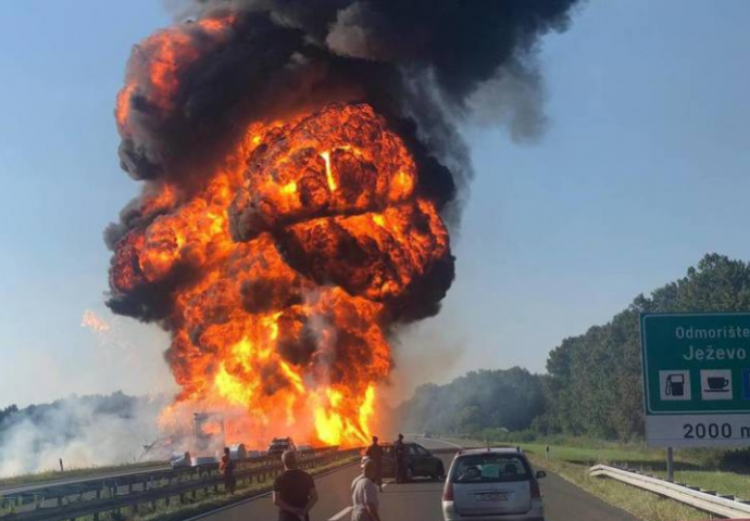 HAOS NA AUTOPUTU, UDARNA VIJEST: Saobraćaj potpuno obustavljen, ODJEKUJU EKSPLOZIJE, VATRA GUTA KAMIONE! (FOTO)