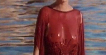 ZBOG SCENE U KOJOJ SE GOLA KUPA U JEZERU POSTALA JE PREDMET OBOŽAVANJA:  Danas ima dvoje dece i psiholog je! A OVAKO IZGLEDA 