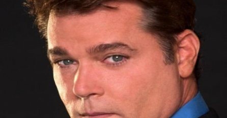 Nekada je bio SIMBOL MUŠKE LJEPOTE, a danas ima 60 godina i UNIŠTIO SE BOTOKSOM: Glumac ima 20 godina mlađu vjerenicu, ali SVI GLEDAJU SAMO U NJEGOVO LICE