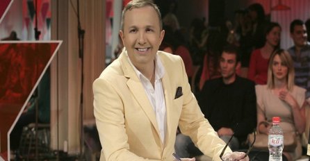 PRIJE 24 GODINE! Danas je jedan od najpoznatijih voditelja ali kada vidite kako je prije izgledao PUKNUT ĆETE OD SMIJEHA 