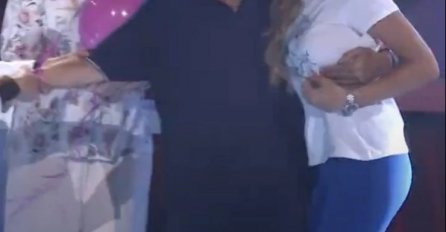 KAKVA JAVNA BRUKA: Mrka na Bekutine oči HVATAO 40 GODINA MLAĐU VODITELJICU, evo kako je REAGOVALA PJEVAČICA