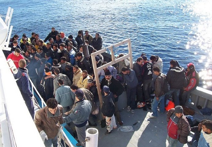 NESREĆA U GRČKOJ Potonuo brod sa migrantima u blizini Krita, službe spasile 30, u toku POTRAGA ZA NESTALIMA