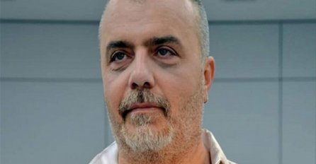 Rijetko se pojavljuju zajedno u javnosti: OVA PRELIJEPA PLAVUŠA JE ŽENA NIKOLE KOJA I MLAĐA JE OD NJEGA 12 GODINA! Bila je u spotu Zdravka Čolića 