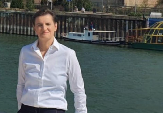 AUH, BRNABIĆKA USLIKANA NA BRODU, A TEK DA VIDITE KAKO JE OBUČENA: Objavljena slika, EVO KO JOJ PRAVI DRUŠTVO