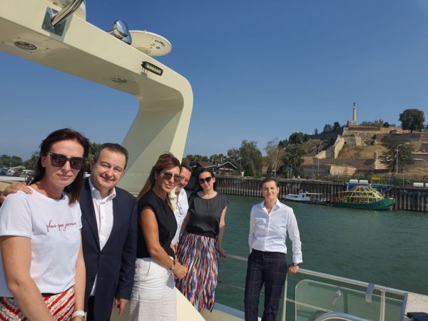 eh83khrwaaeshee-1000x1000