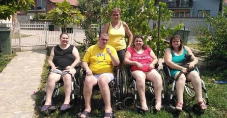 UČIM IH DA JE ŽIVOT LIJEP: Samohranu majka prepuštena sama sebi sa četvero djece u kolicima