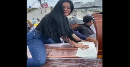 NEZAPAMĆENA SCENA NA SAHRANI: Ožalošćeni plaču, a ona IGRA NA MRTVAČKOM SANDUKU! MUŠKARCI POŽELJELI OVAKVU SAHRANU