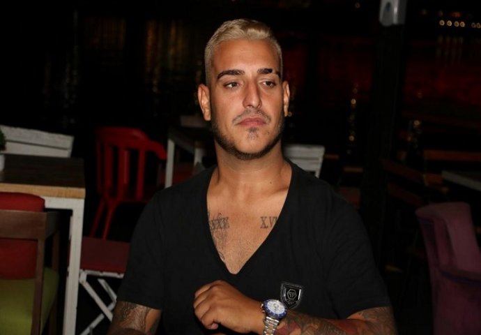 ŠTA SE DEŠAVA SA OVIM ČOVJEKOM: Darko Lazić poslije farbanja u plavo opet promijenio imidž PJEVAČ OTKRIO I KOLIKO KILOGRAMA IMA