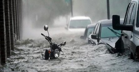 SVE ZATVORENO: Za četiri sata palo više kiše nego za ČETIRI MJESECA, potpuni kolaps na istoku zemlje (VIDEO)