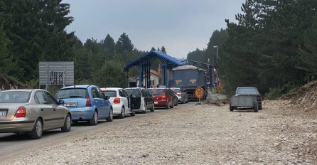 POGLEDAJTE ŠTA SE DOGAĐA NA GRANICI SA CRNOM GOROM, IMAJU ROK DO 18 SATI: Slike samo pristižu, OPŠTI HAOS (FOTO)