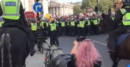 KRVAVI SUKOBI U CENTRU GRADA, NEVIĐENA MAKLJAŽA, RAZBIJENE GLAVE: Policija na nogama (VIDEO)
