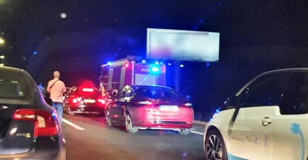 PUN KOMBI SE ZAKUCAO U KAMION, IMA POGINULIH: Jednoj ženi se bore za život, STIGLE PRVE INFORMACIJE