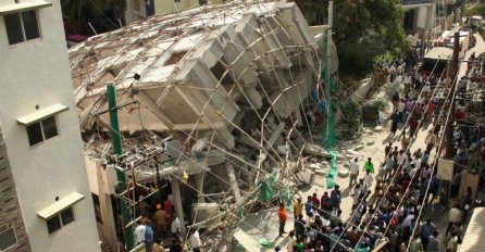 Urušila se zgrada u Indiji, najmanje osam ljudi poginulo