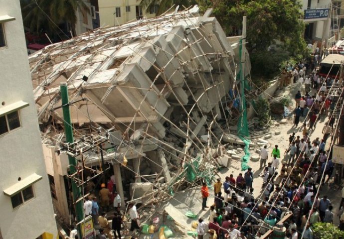 Urušila se zgrada u Indiji, najmanje osam ljudi poginulo
